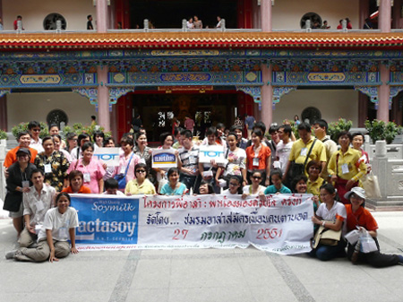 คณะทัวร์ถ่ายรูปที่ด้านหลังโบสถ์ หน้าวิหารพระอวโลกิเตศวร